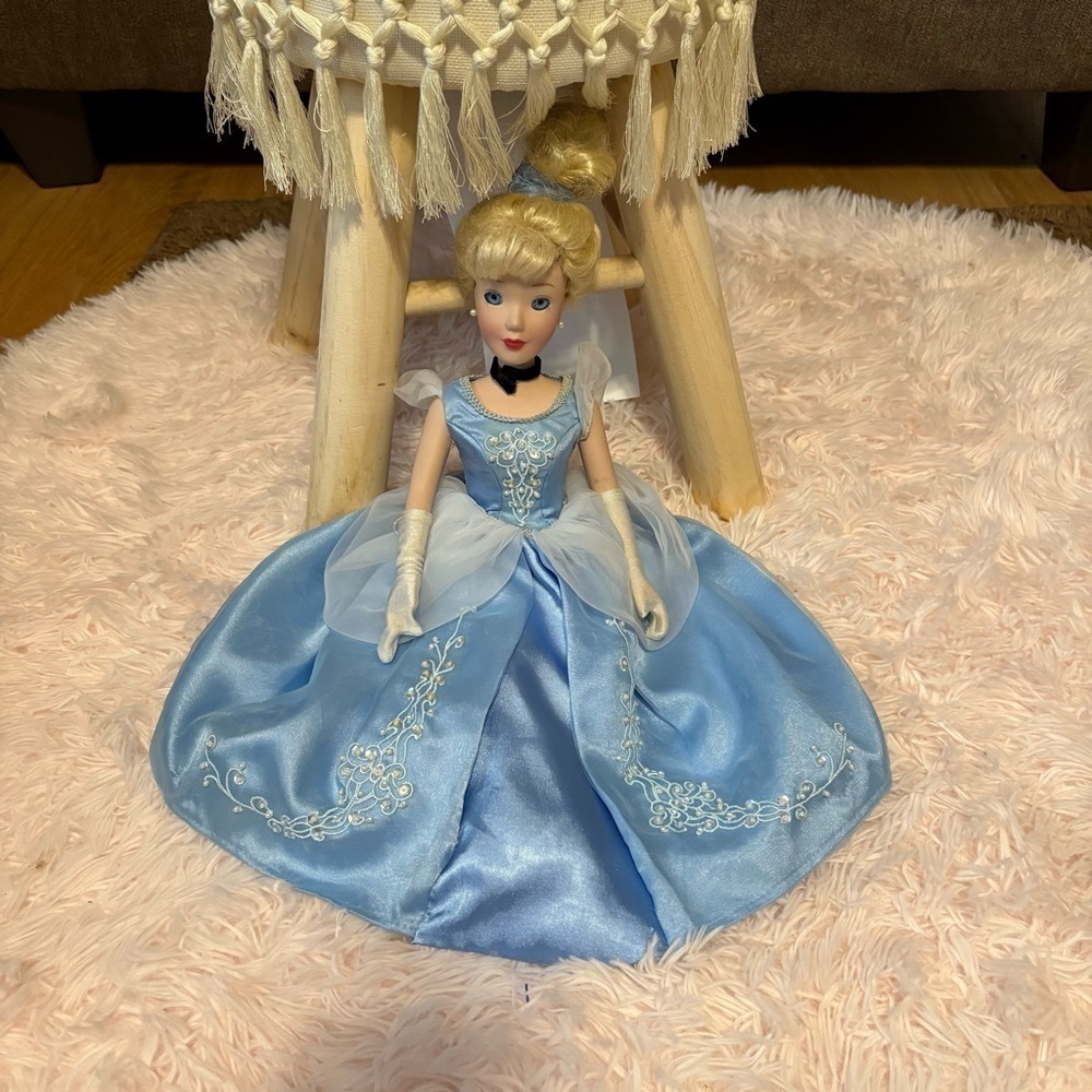 2002 Disney Princess CINDERELLA Brass Key Keepsakes Porcelain Doll 14"